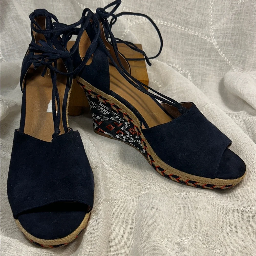 NWOT Cabi leather wedge wrap around ankle leather shoe